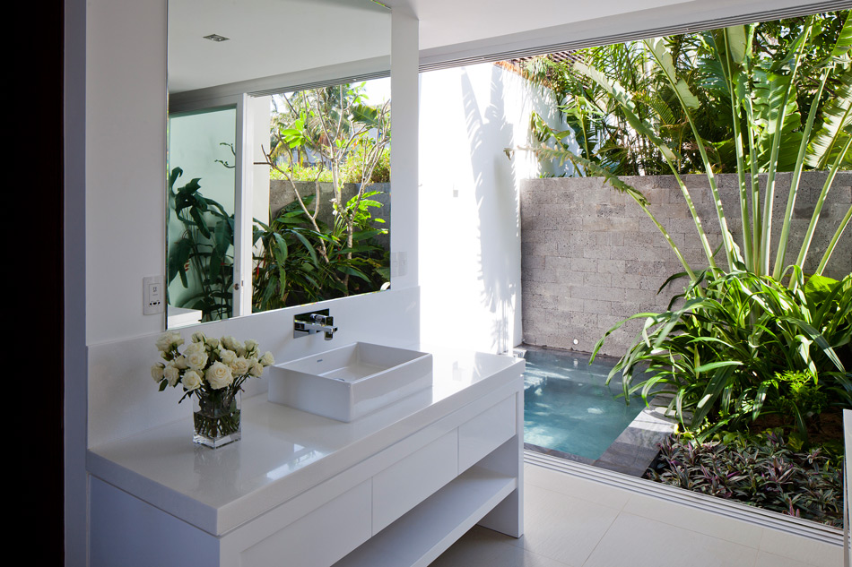 Mỗi phòng tắm có một khu vườn riêng, mang ánh sáng và gió trời tràn ngập, kết nối trong nhà với thiên nhiên bên ngoài.